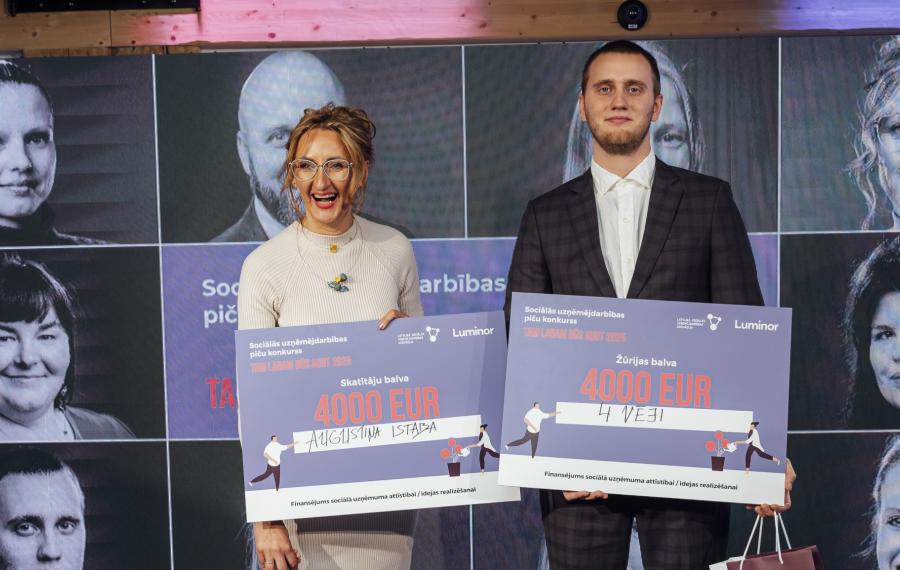sieviete un vīrietis tur naudas balvas